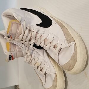 Nike mens tennis shoes.